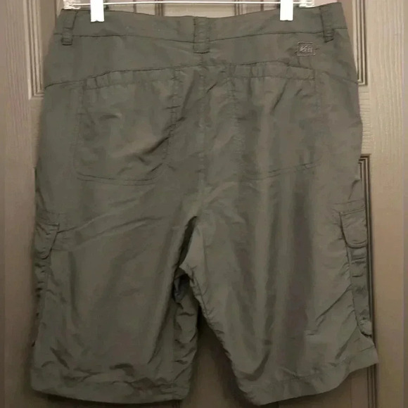 REI Women’s Measured Outdoor Hiking Vented Cargo Shorts - Picture 2 of 8